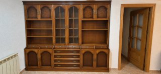Muebles clásicos de madera. Vitrina más aparador.