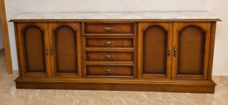 Muebles clásicos de madera. Vitrina más aparador.