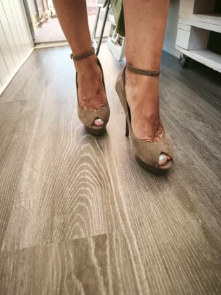 Zapatos de tacón beige/marrón talla 40