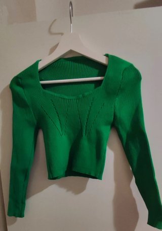 Suéter verde escote cuadrado