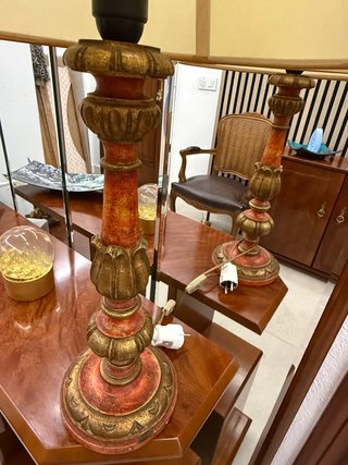 Lámpara de mesa de madera tallada