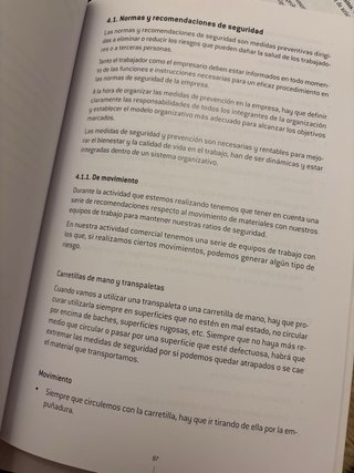 Manipulación y movimientos con transpalés y car...