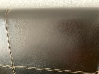 Cabecero de cuero marrón y madera de pino