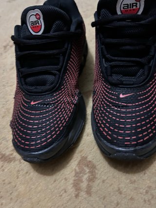 Zapatillas Nike Air Negras y Rojas
