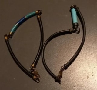 Braccialetti caucciù neri con dettagli turchesi