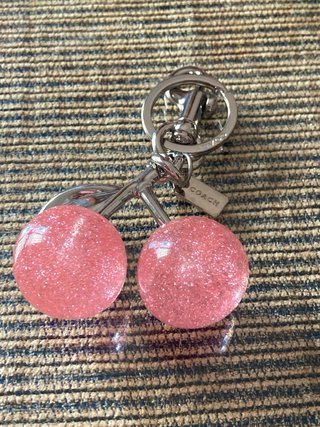 Llavero Coach Cerezas Rosa y Plateado