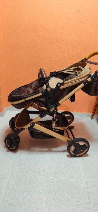 Carrito de bebé marrón y dorado