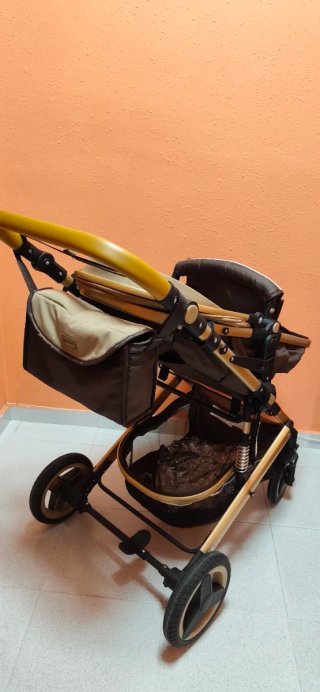 Carrito de bebé marrón y dorado