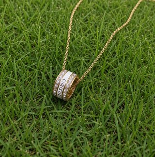 Collar Dior con anillo dorado y pedrería