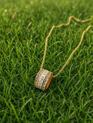 Collar Dior con anillo dorado y pedrería
