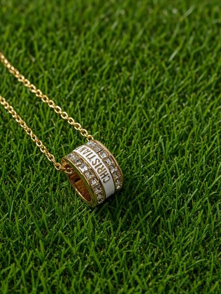 Collar Dior con anillo dorado y pedrería
