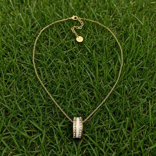 Collar Dior con anillo dorado y pedrería