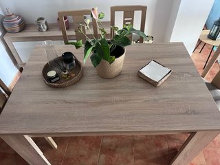 Mesa de comedor de madera y cuatro sillas tela