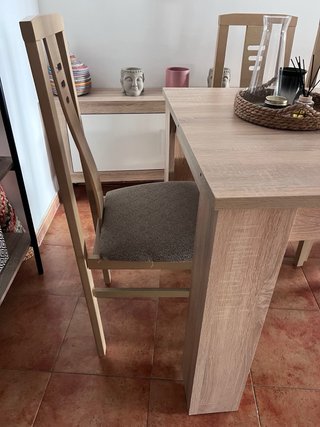 Mesa de comedor de madera y cuatro sillas tela