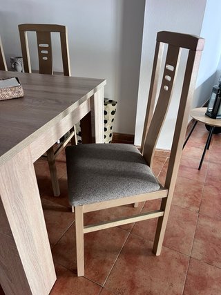 Mesa de comedor de madera y cuatro sillas tela