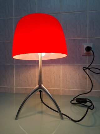 Lampada da tavolo rossa e argentata di design