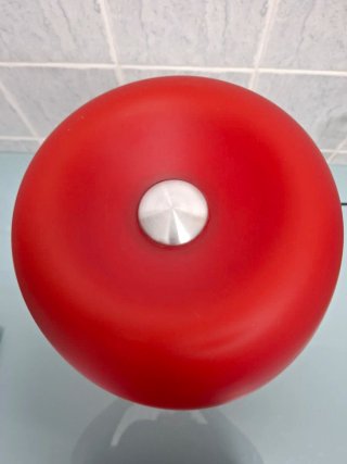 Lampada da tavolo rossa e argentata di design