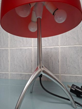 Lampada da tavolo rossa e argentata di design