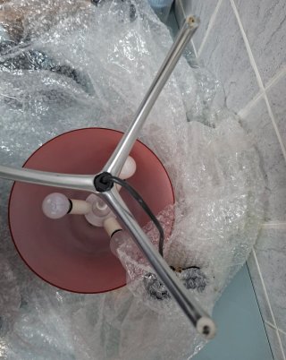 Lampada da tavolo rossa e argentata di design