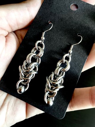 Pendientes de cadena plateados artesanales