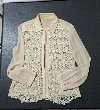 Camicetta beige con pizzo