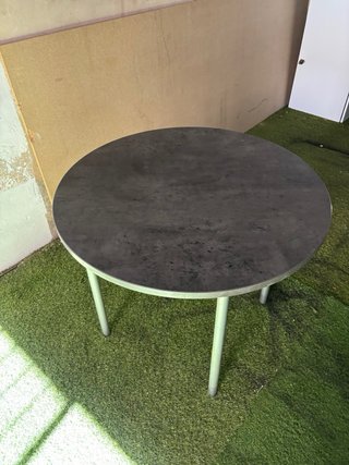 Mesa redonda con 4 sillas