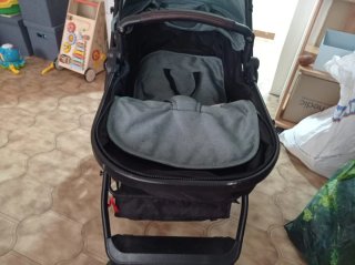Carrito de bebé verde y negro