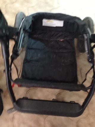 Carrito de bebé verde y negro