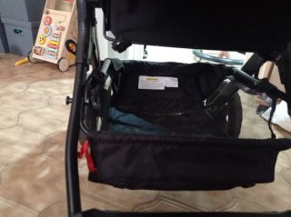 Carrito de bebé verde y negro