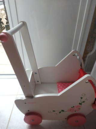 Carrito de madera para muñecas