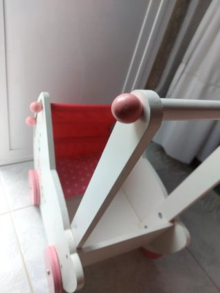 Carrito de madera para muñecas