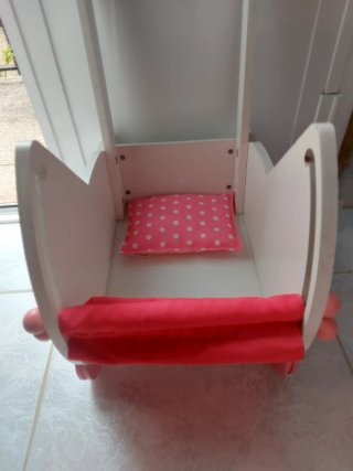 Carrito de madera para muñecas