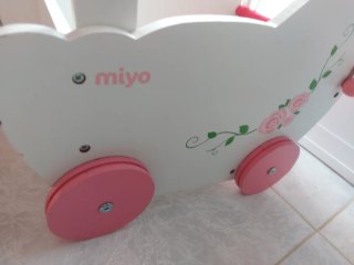 Carrito de madera para muñecas