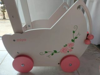 Carrito de madera para muñecas