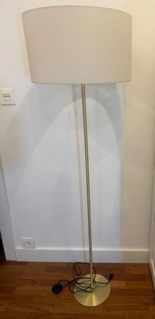 Lámpara de pie beige y dorada