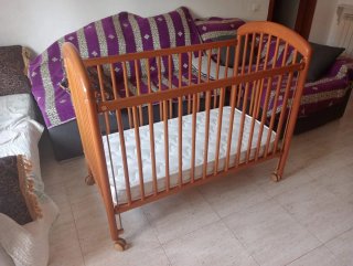 Cuna de madera para bebé