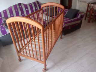 Cuna de madera para bebé