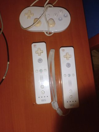 Consola Wii con 2 mandos y 2 juegos