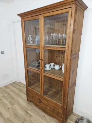 Mueble de madera con vitrina hecho a mano
