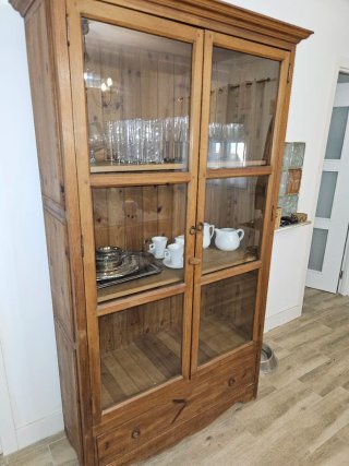 Mueble de madera con vitrina hecho a mano
