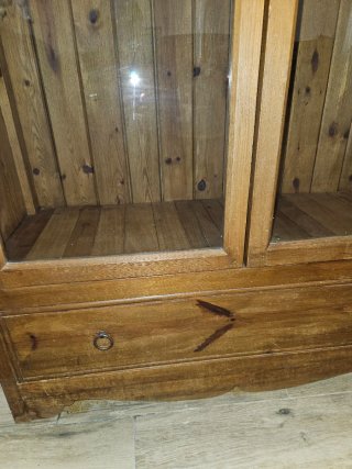 Mueble de madera con vitrina hecho a mano