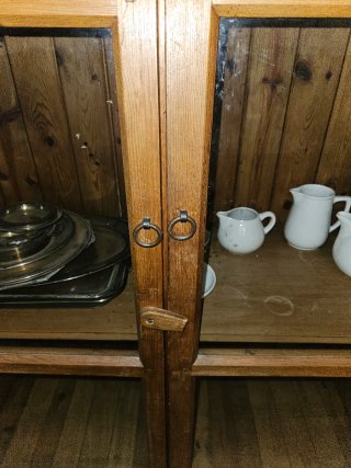 Mueble de madera con vitrina hecho a mano