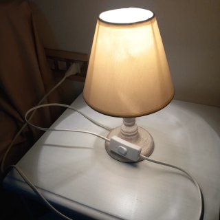 Lamparita de mesa beige y blanca