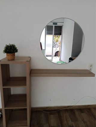 Recibidor de madera y espejo