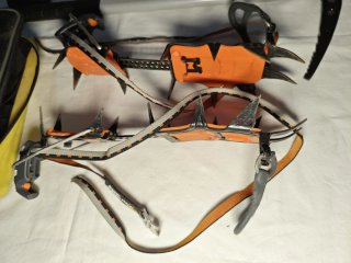 Crampones Petzl y Piolet Charlet Moser