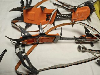 Crampones Petzl y Piolet Charlet Moser