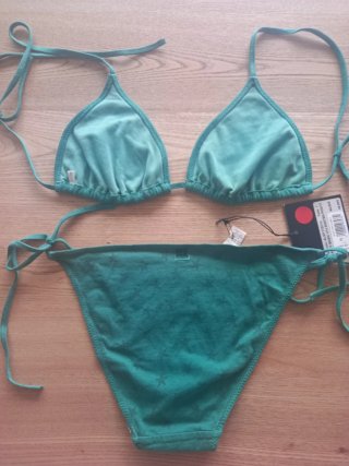 Bikini algodon triangulo TCN verde con  estrellas.