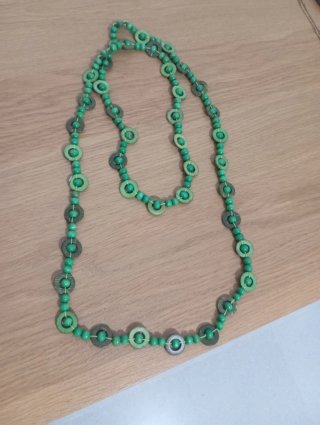 Collar largo verde con cuentas