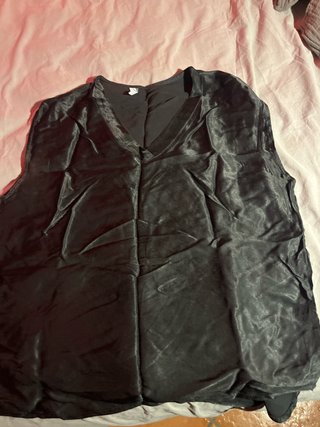 Camiseta negra de raso sin mangas