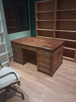 Escritorio de madera noble